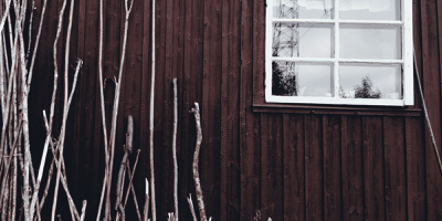 Fotografische Arbeit mit den Farben, hier am Beispiel einer Holzhütte in Lappland